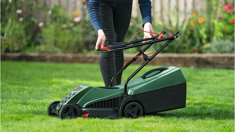 מכסחת דשא חשמלית Bosch EasyRotak 32-215 בהספק 1200W - מכסחת קומפקטית וקלה לגינון ביתי מדויק