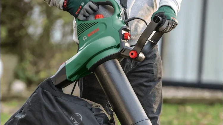 מפוח שואב עלים Bosch UniversalGardenTidy 2300 - כלי גינון 3 ב-1 עוצמתי ושקט במיוחד